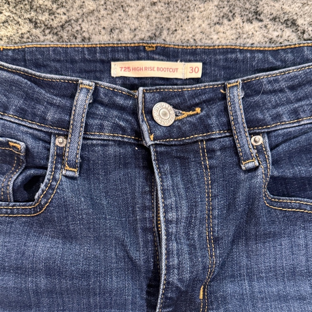 Levi’s 725 High Rise Bootcut Jeans - size 30